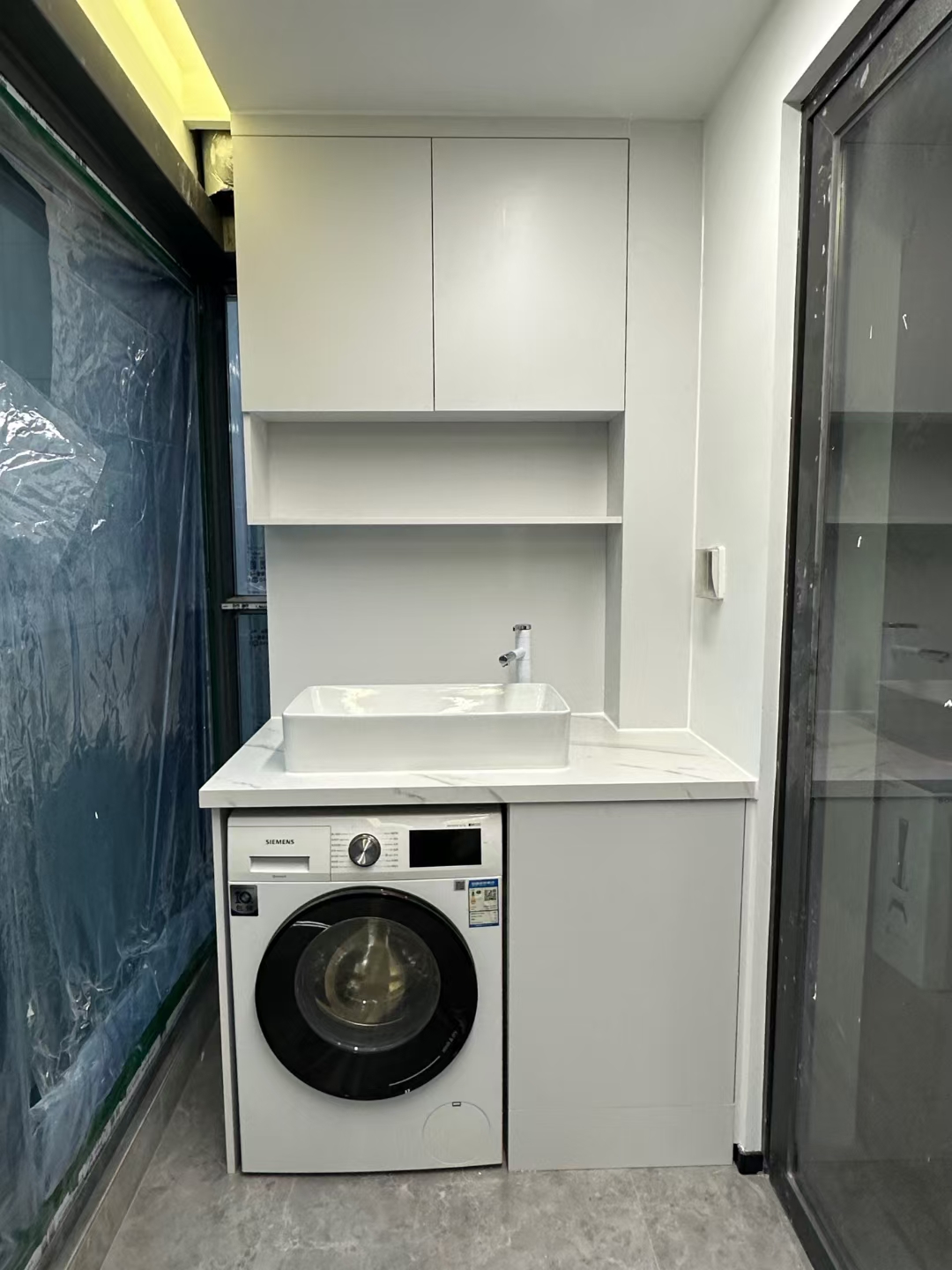 索源家居全铝阳台柜工厂案例：提升空间利用，打造环保美观阳台